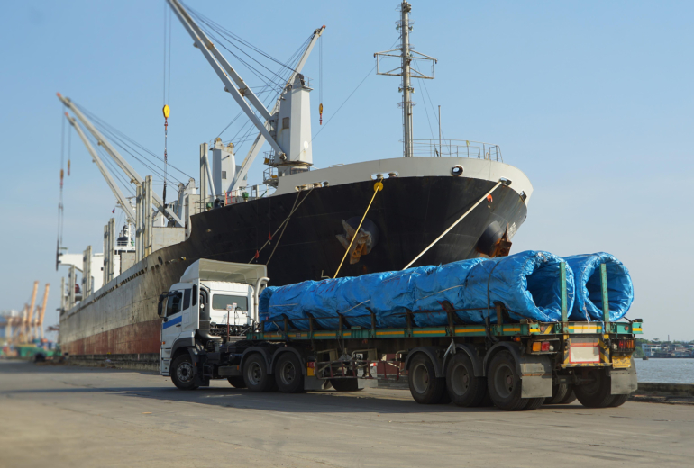 Mỹ áp thuế 100% đối với cần cẩu bốc dỡ hàng hóa liên quan đến Trung Quốc.